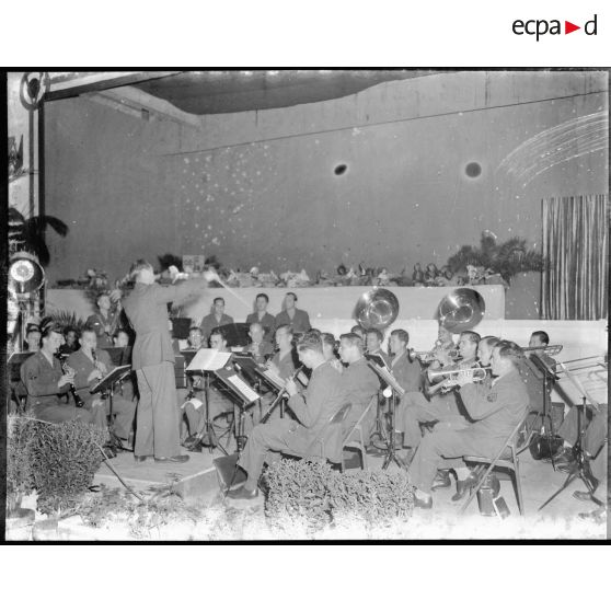 Orchestre américain jouant un des hymnes de Noël sous la direction de M. Kurtz.