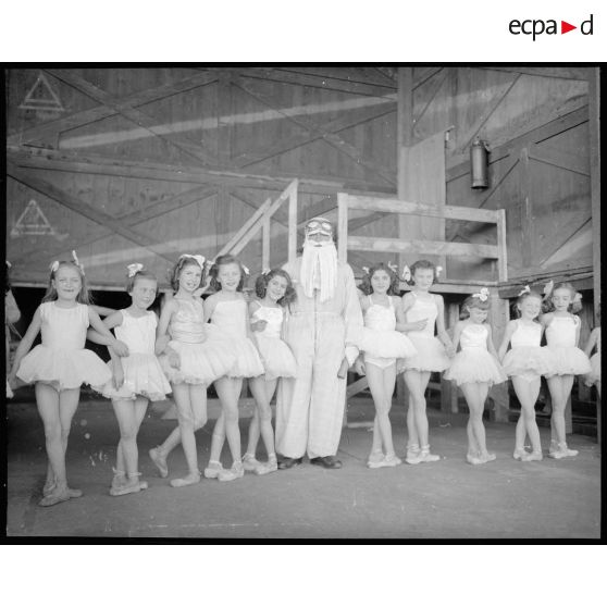Le père Noël et des jeunes ballerines au Noël de l'aviation à Casablanca.