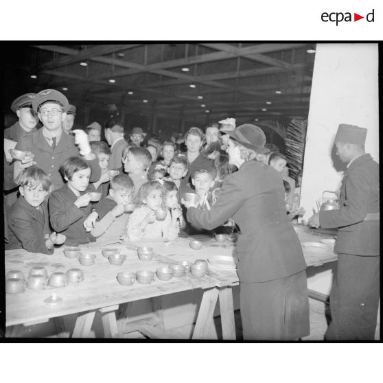 Assistantes sociales de l'air distribuant le goûter des enfants à Noël à Casablanca.