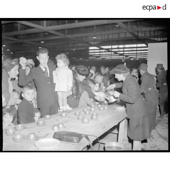 Assistantes sociales de l'air distribuant le goûter des enfants à Noël à Casablanca.