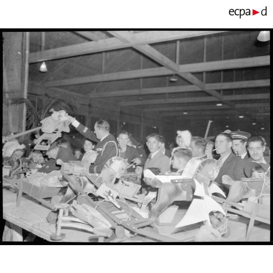 Le commandant Duriaux distribue des jouets aux enfants lors de la fête de Noël à Casablanca.
