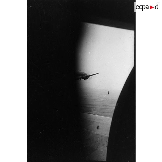 Vue aérienne d'un C47 en plein vol.