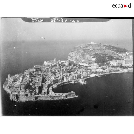 Le port de Gaète vu depuis un Supermarine Spitfire Mk V du groupe de reconnaissance Savoie.