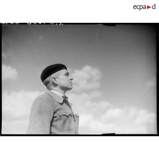 Un ouvrier d'une fabrique d'avions.