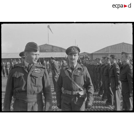 Le général Arthur Tedder passe en revue les troupes de la RAF basé au Maroc.
