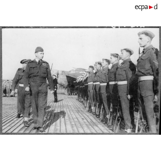 Le général Arthur Tedder pendant la revue des troupes de l'armée britannique au Maroc.