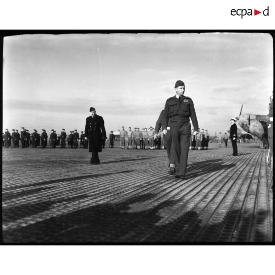 Le général Arthur Tedder ainsi que le général Bouscat inspectent les troupes.
