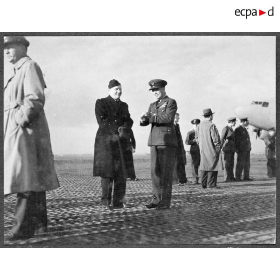 Le général Bouscat s'entretenant avec un officier de la RAF à la base de Maison Blanche.