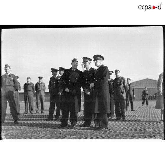 Les généraux Bouscat, Boysson et Chambe parlant d'une future mission sur la base de Maison Blanche.