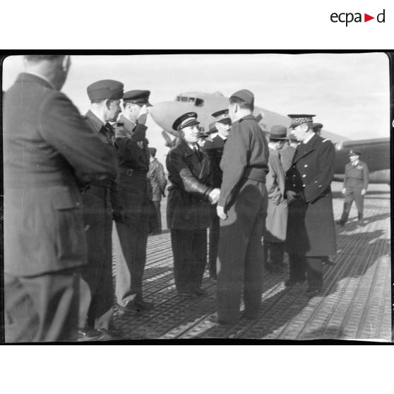 Le général Arthur Tedder et le lieutenant Bilcart sur la base aérienne de Maison Blanche.