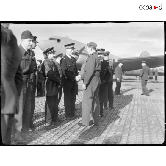 Le général Arthur Tedder et le général Boysson sur la base aérienne de Maison Blanche.