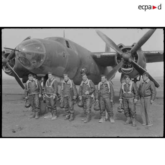 L'équipage d'un bombardier français du Groupe de Bombardement 1/22 Maroc en Sardaigne.