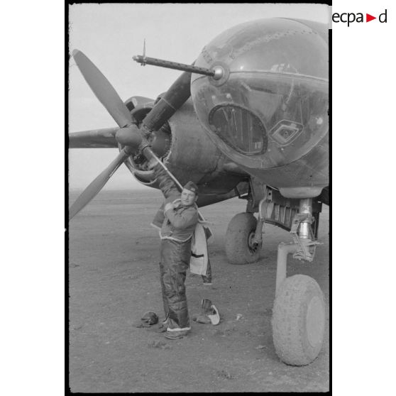 Derniers préparatifs du pilote d'un bombardier avant son envol dans la base aérienne en Sardaigne