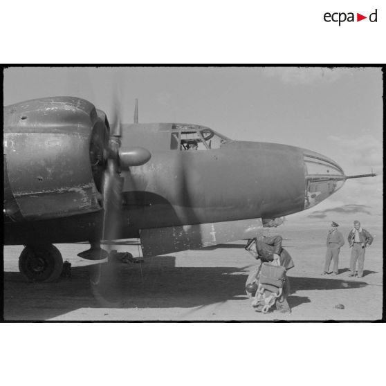 Point fixe avant le départ d'un bombardier sur la piste en Sardaigne.