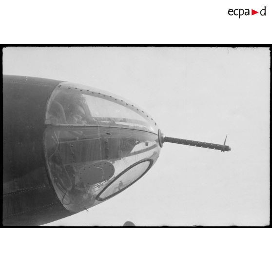 Mitrailleur d'un bombardier à son poste de mitraillage. Il s'agit du mitrailleur avant.