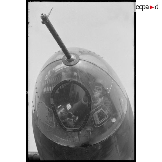 Mitrailleur d'un bombardier à son poste de mitraillage. Il s'agit du mitrailleur avant.