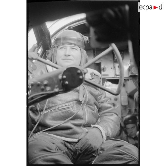 Les pilotes dans leur poste de pilotage d'un bombardier prêts à appareiller sur la piste en Sardaigne.