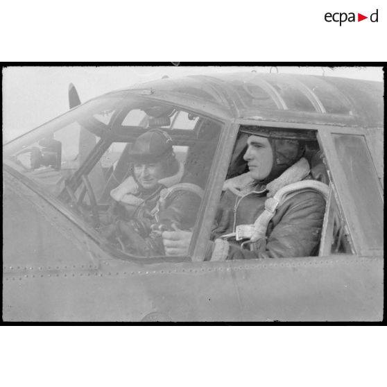 Les pilotes dans leur poste de pilotage d'un bombardier prêts à appareiller sur la piste en Sardaigne.