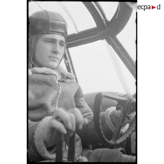 Les pilotes dans leur poste de pilotage d'un bombardier prêts à appareiller sur la piste en Sardaigne.