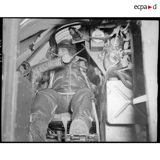 Les pilotes dans leur poste de pilotage d'un bombardier prêts à appareiller sur la piste en Sardaigne.