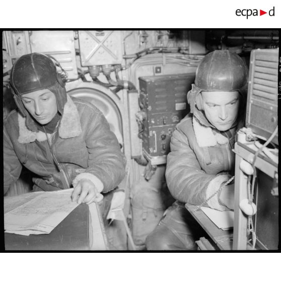 Navigateur et radio à leur poste à bord d'un bombardier.