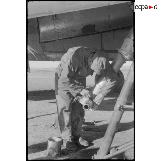 Mécaniciens réparant un train d'atterrissage d'un B-26 Marauder sur la piste en Sardaigne.