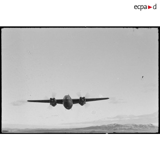 Passage en rase-motte d'un bombardier en Sardaigne.