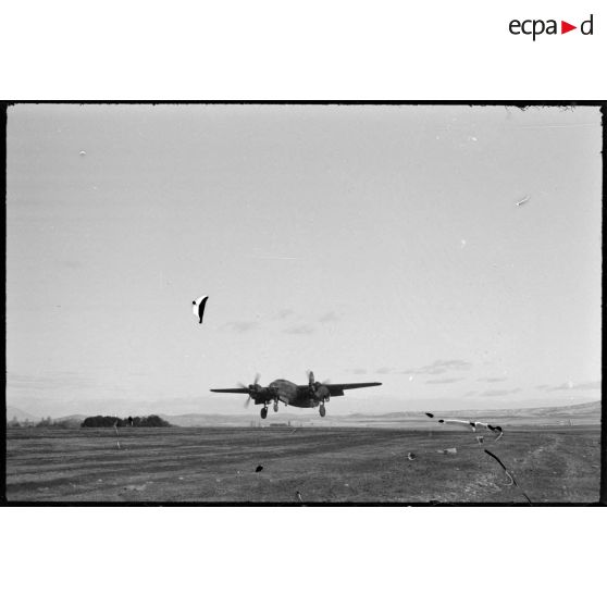 Atterrissage d'un bombardier en Sardaigne.