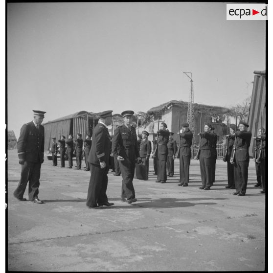 Passage en revue du détachement.