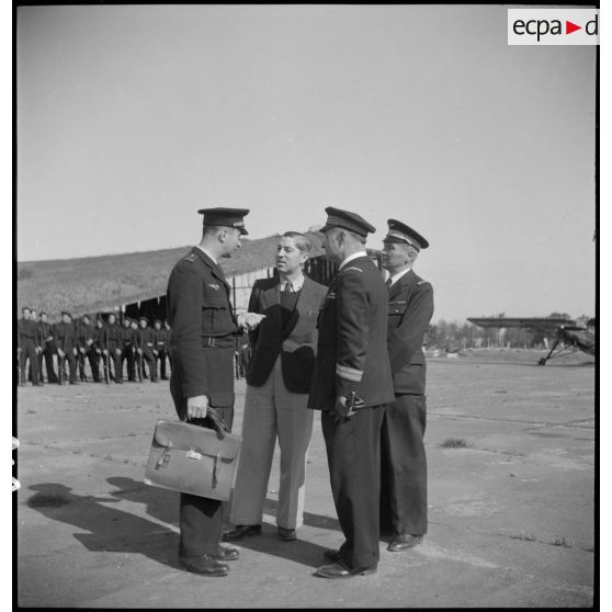Les officiels attendent l'arrivée de Beaverbrook à Cazaux.