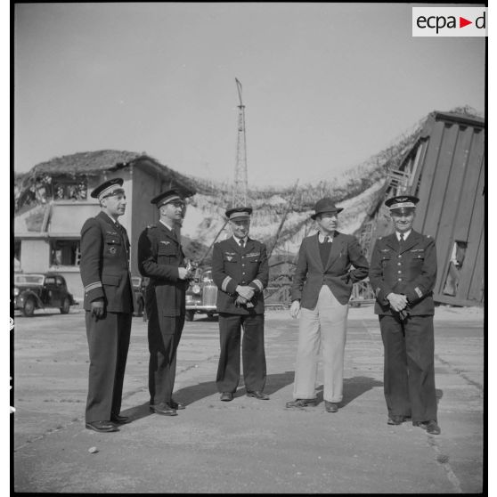 Les officiels attendent l'arrivée de Beaverbrook à Cazaux.
