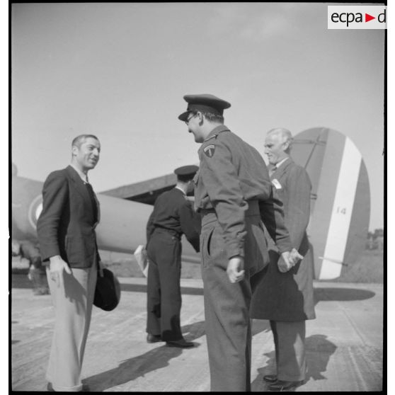 Les représentants étatiques fraçais et britanniques se saluent.