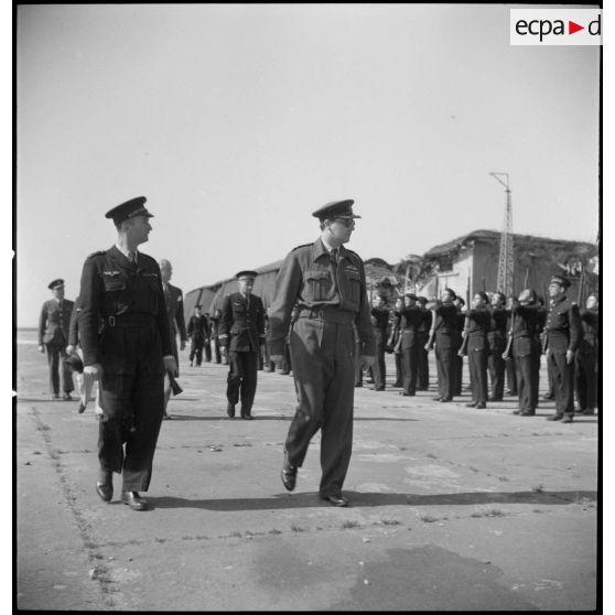 Passage en revue par les officiers français et britannique.