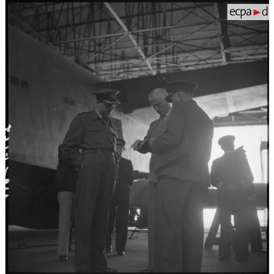Examen des plans du Laté-631 par les représentants britanniques.