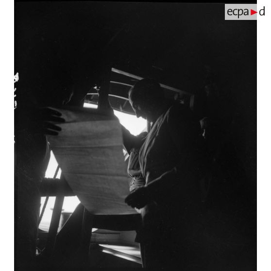 Examen des plans du Laté-631 par les représentants britanniques.