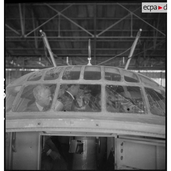 La cabine de pilotage de l'hydravion Laté-631 vue de face.