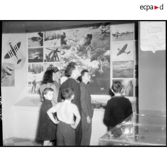 Les visiteurs au stand des avions de chasse.