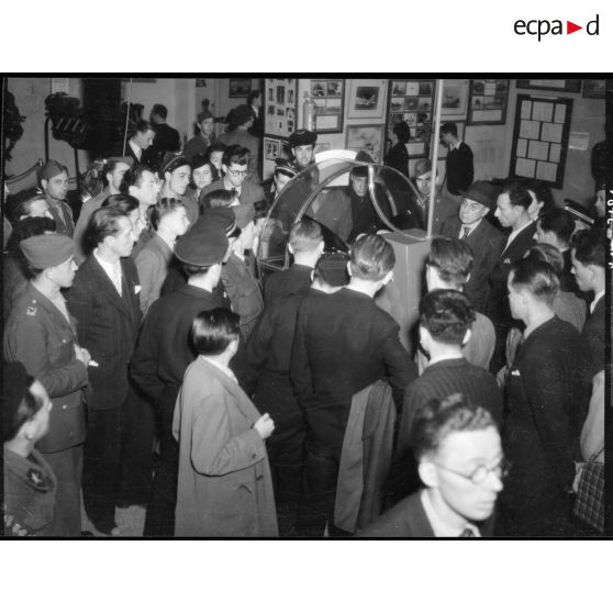 La foule autour du stand de l'entreprise Gnome et Rhône.