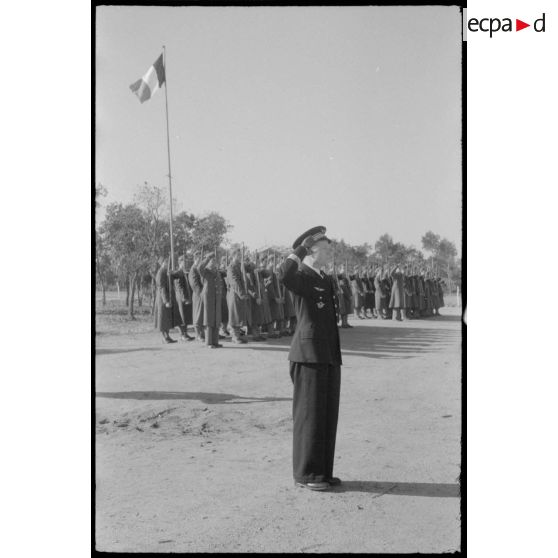 Le&#x20;commandant&#x20;de&#x20;la&#x20;Martini&#xE8;re&#x20;salue&#x20;les&#x20;drapeaux&#x20;des&#x20;escadrilles&#x20;de&#x20;la&#x20;base&#x20;a&#xE9;rienne&#x20;de&#x20;Reghaia.