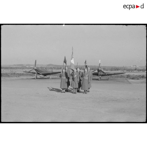 Le&#x20;drapeau&#x20;de&#x20;l&#x27;escadrille&#x20;1&#x2F;4&#x20;Navarre&#x20;sur&#x20;la&#x20;base&#x20;de&#x20;Reghaia.