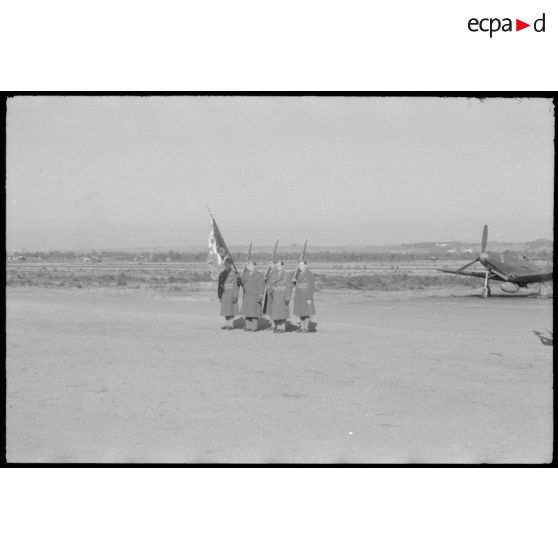 Le&#x20;drapeau&#x20;de&#x20;l&#x27;escadrille&#x20;II&#x2F;3&#x20;&quot;Dauphin&#xE9;&quot;&#x20;sur&#x20;la&#x20;base&#x20;de&#x20;Reghaia.