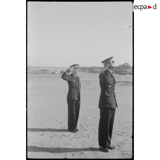 Le&#x20;commandant&#x20;de&#x20;la&#x20;Martini&#xE8;re&#x20;et&#x20;le&#x20;commandant&#x20;Monraisse&#x20;saluent&#x20;les&#x20;drapeaux&#x20;sur&#x20;la&#x20;base&#x20;de&#x20;Reghaia.