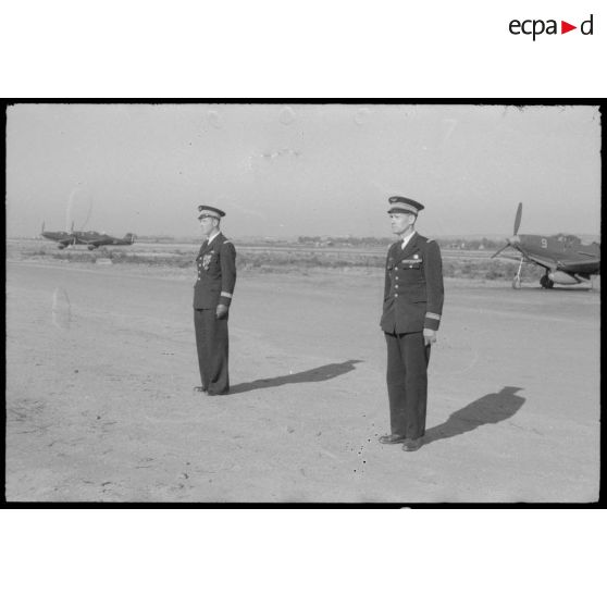 Le&#x20;commandant&#x20;de&#x20;la&#x20;Martini&#xE8;re&#x20;pr&#xE9;sente&#x20;le&#x20;commandant&#x20;Monraisse&#x20;au&#x20;personnel&#x20;des&#x20;escadrilles&#x20;de&#x20;la&#x20;base&#x20;de&#x20;Reghaia.