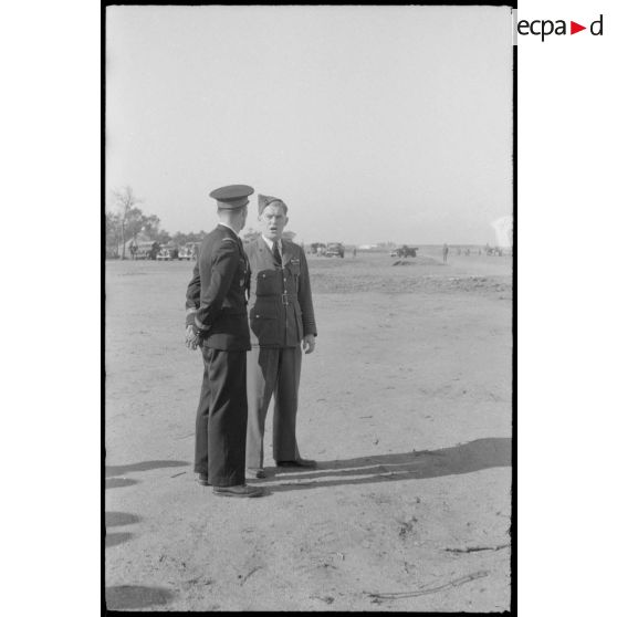 Le&#x20;commandant&#x20;Monraisse&#x20;s&#x27;entretenant&#x20;avec&#x20;le&#x20;commandant&#x20;de&#x20;la&#x20;base&#x20;anglaise&#x20;de&#x20;Reghaia.