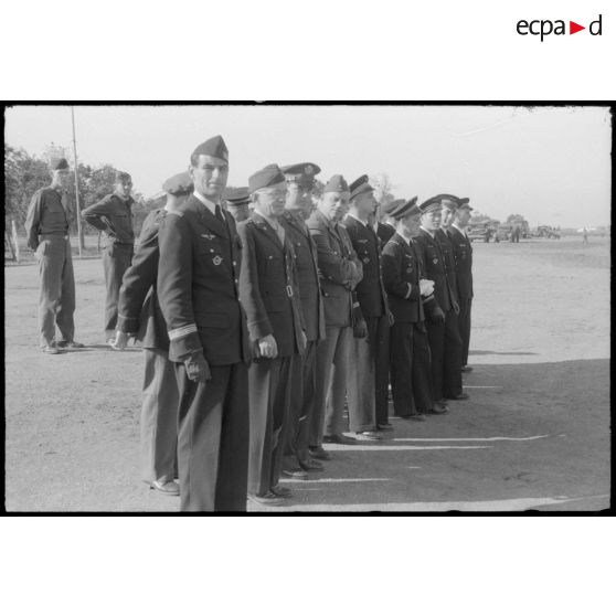 Le&#x20;groupe&#x20;des&#x20;officiers&#x20;avant&#x20;le&#x20;d&#xE9;fil&#xE9;&#x20;sur&#x20;la&#x20;base&#x20;de&#x20;Reghaia.