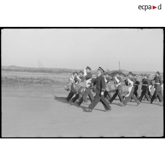 La&#x20;musique&#x20;de&#x20;l&#x27;air&#x20;d&#xE9;file&#x20;devant&#x20;les&#x20;officiers&#x20;sur&#x20;la&#x20;base&#x20;de&#x20;Reghaia.