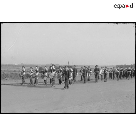 La&#x20;musique&#x20;de&#x20;l&#x27;air&#x20;d&#xE9;file&#x20;devant&#x20;les&#x20;officiers&#x20;sur&#x20;la&#x20;base&#x20;de&#x20;Reghaia.