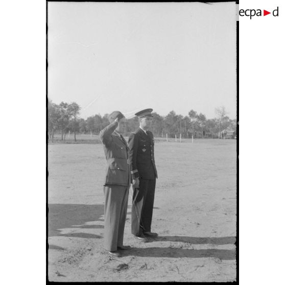 Le&#x20;commandant&#x20;Monraisse&#x20;et&#x20;le&#x20;commandant&#x20;Weatlay&#x20;de&#x20;la&#x20;RAF&#x20;pendant&#x20;le&#x20;d&#xE9;fil&#xE9;&#x20;sur&#x20;la&#x20;base&#x20;de&#x20;Reghaia.