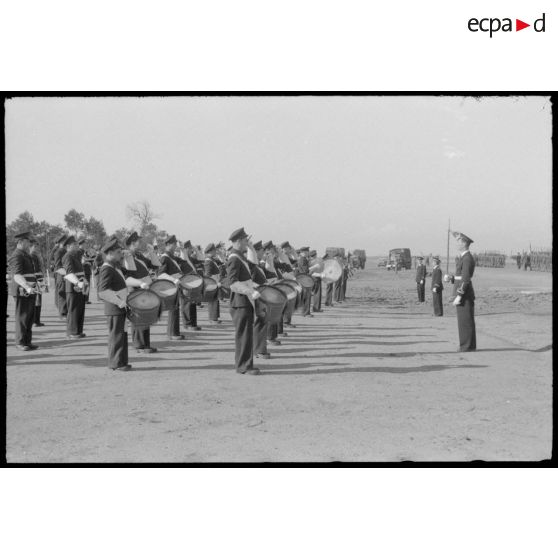 La&#x20;musique&#x20;de&#x20;l&#x27;air&#x20;d&#xE9;file&#x20;devant&#x20;les&#x20;officiers&#x20;sur&#x20;la&#x20;base&#x20;de&#x20;Reghaia.