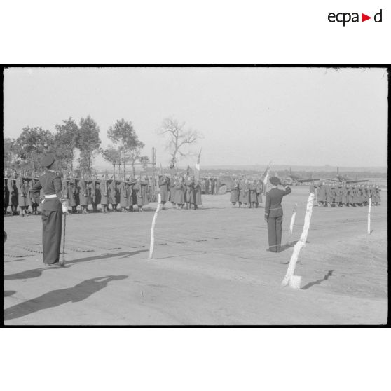 Honneurs&#x20;aux&#x20;drapeaux&#x20;en&#x20;fin&#x20;de&#x20;c&#xE9;r&#xE9;monie&#x20;sur&#x20;la&#x20;base&#x20;de&#x20;Reghaia.